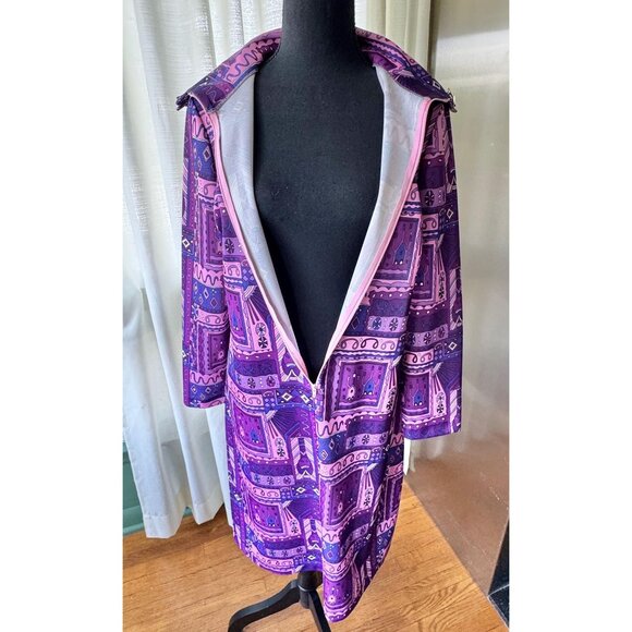 Vintage 70s dress, purple pink MOD pattern, convertible collar, knee-length long - Picture 8 of 9
